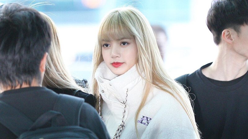 190201 - LISA at Incheon Airport to Philippines documents 13
