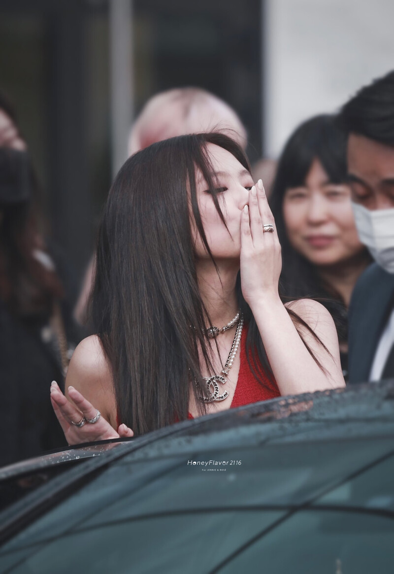 211005 BLACKPINK Jennie at CHANEL Paris Fashion Week documents 5