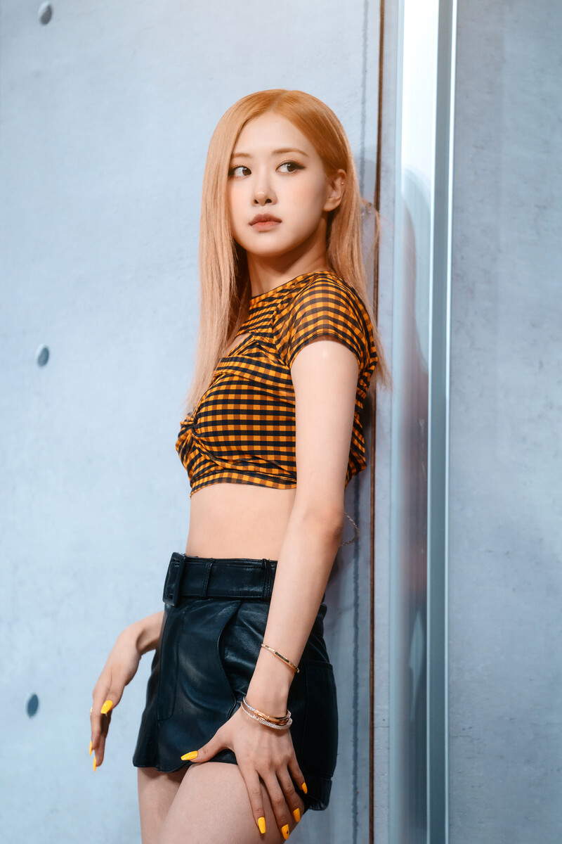 220925 BLACKPINK Rosé - 'Shut Down' at Inkigayo documents 9