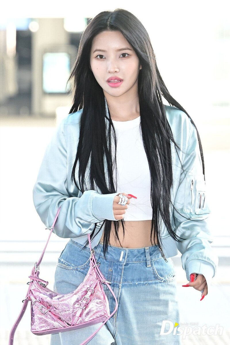 230622 (G)I-DLE Soyeon at Incheon International Airport documents 5