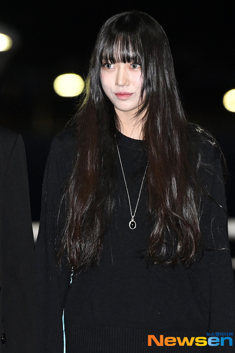 241119 MEOVV Sooin at Incheon International Airport documents 4