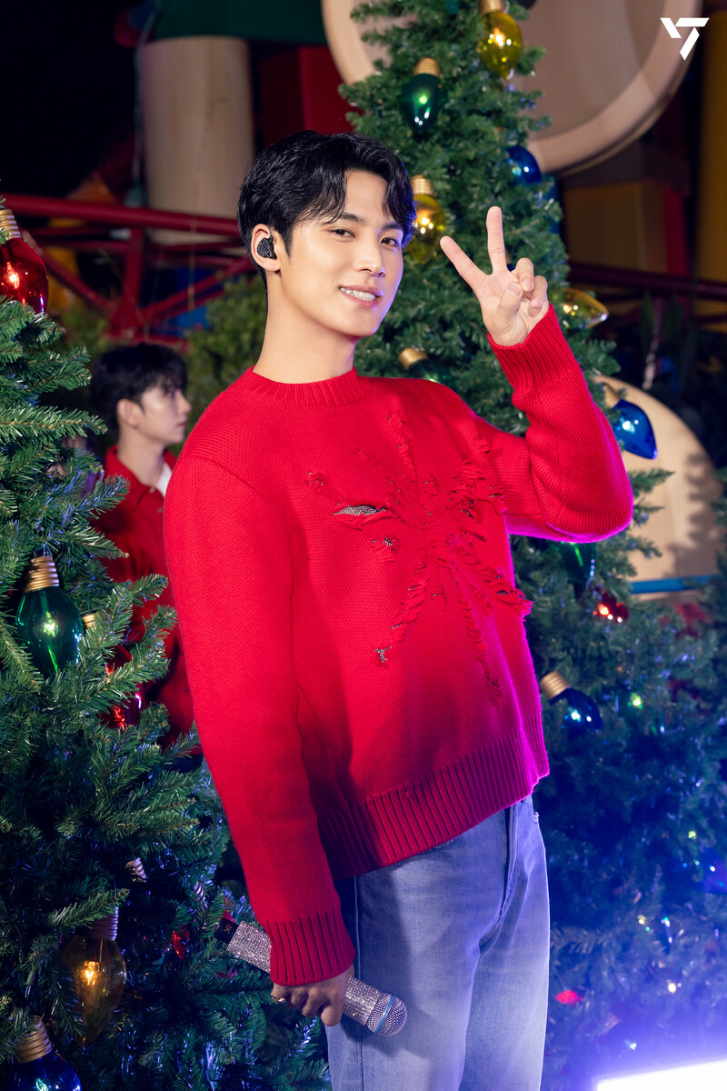 250107 SEVENTEEN - ‘2024 Disney Holiday performance’ Photo Sketch documents 4