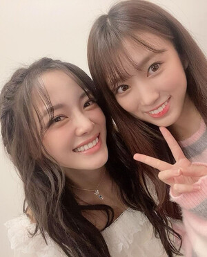 221112 IZ'ONE Nako Yabuki Instagram Update with Sejeong