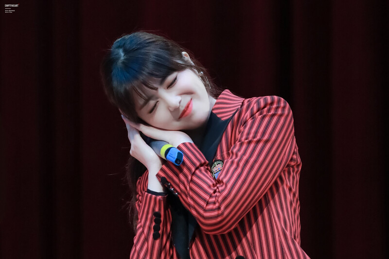 180302 Weki Meki Suyeon at 'Lucky' Fansign documents 3