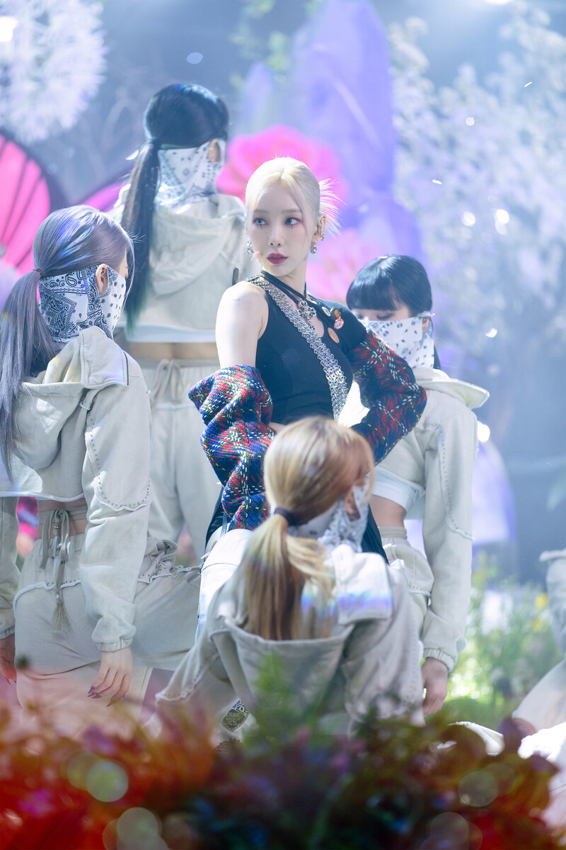 220220 Taeyeon - 'INVU' at Inkigayo documents 9