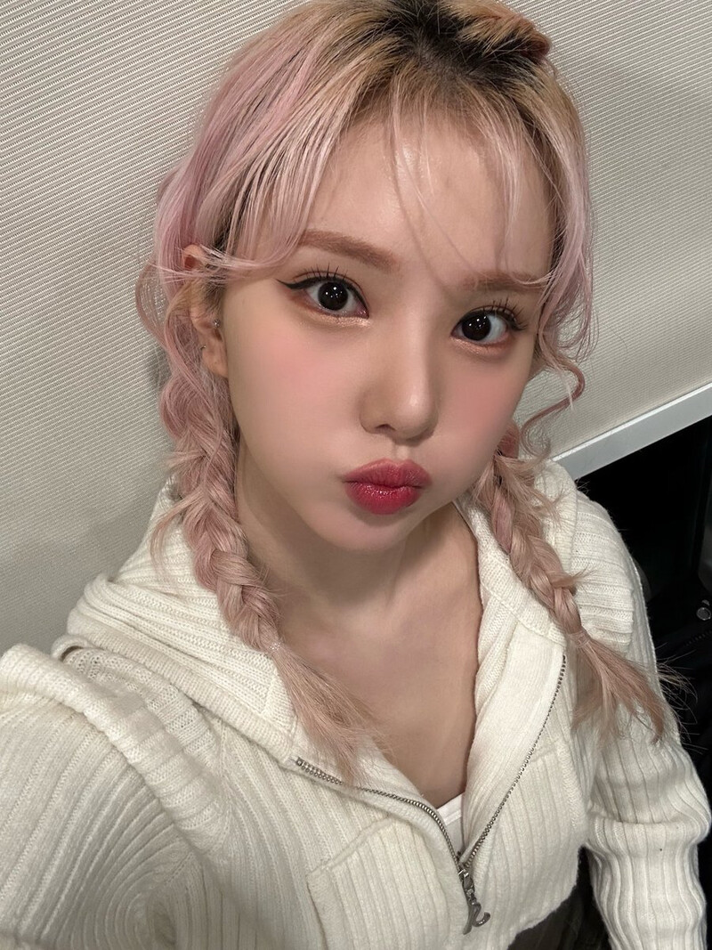 240201 — VIVIZ Eunha Twitter Update documents 1