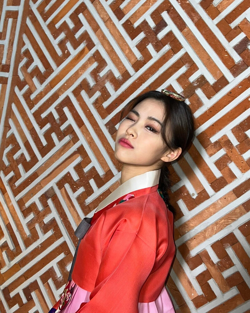 220201 ITZY Instagram Update - Ryujin documents 2