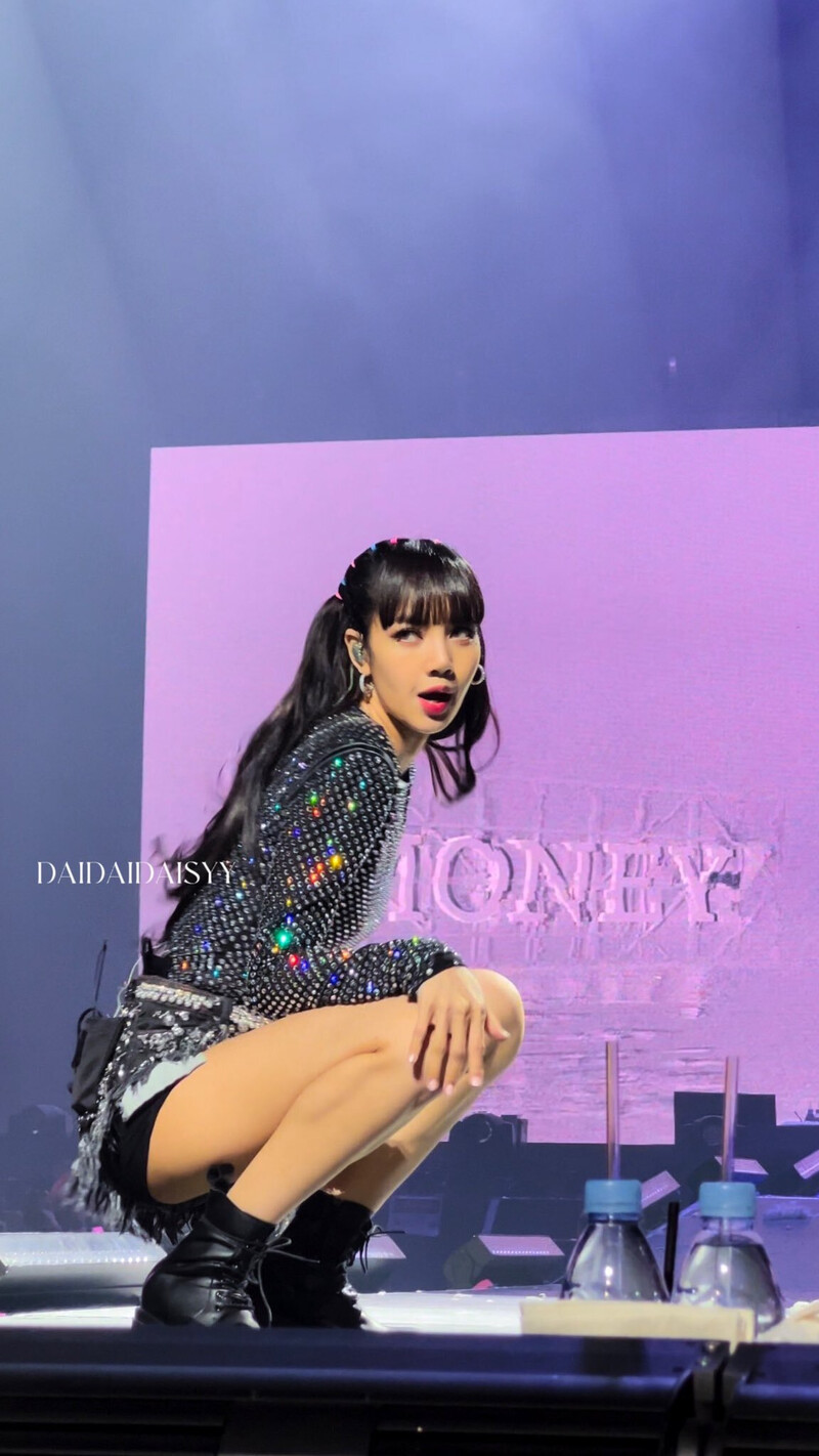 221029 BLACKPINK Lisa - 'BORN PINK' Concert in Houston Day 1 documents 5