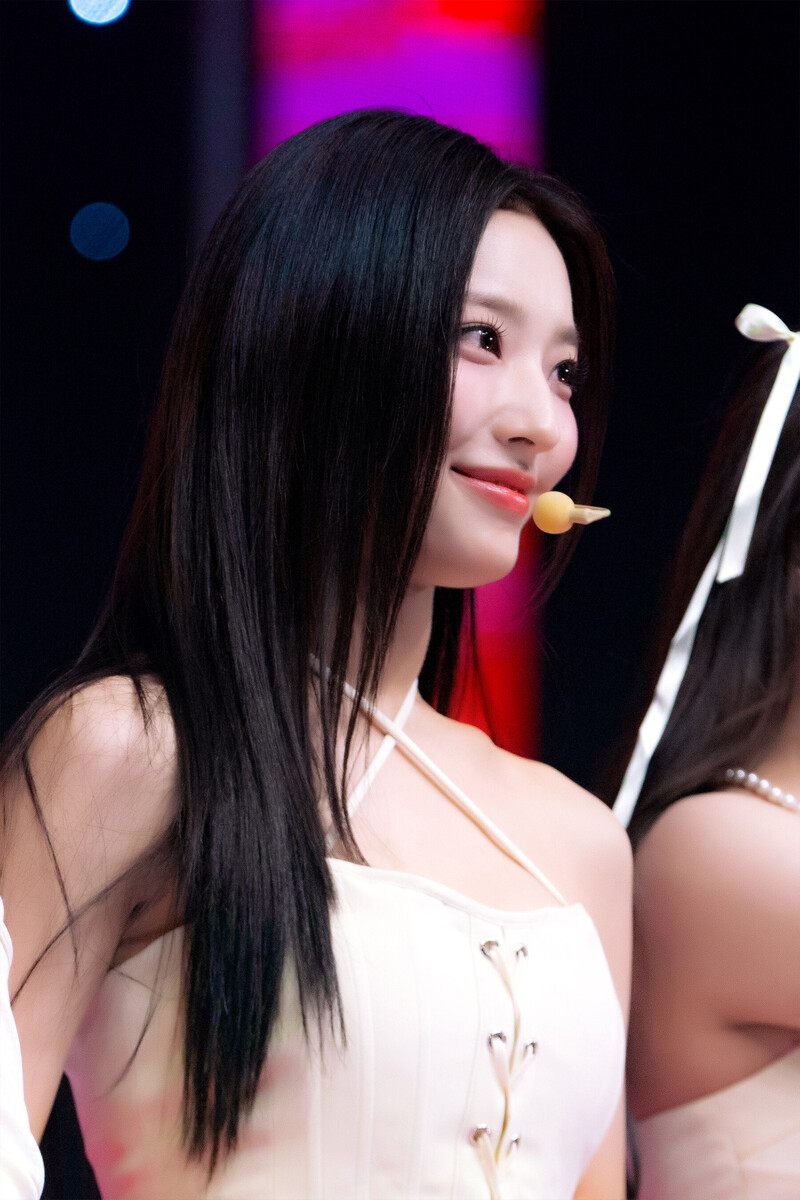 230611 fromis_9 Saerom - ‘#menow’ at Inkigayo documents 2