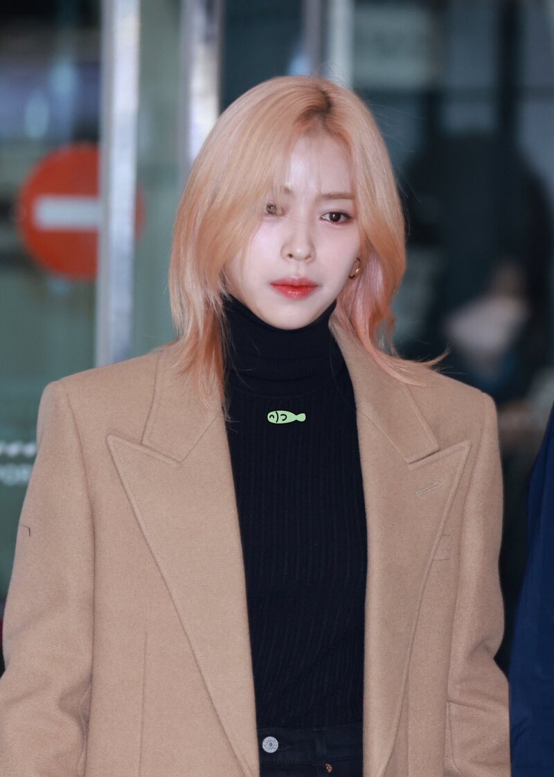 231208 ITZY Ryujin at Gimpo International Airport documents 6