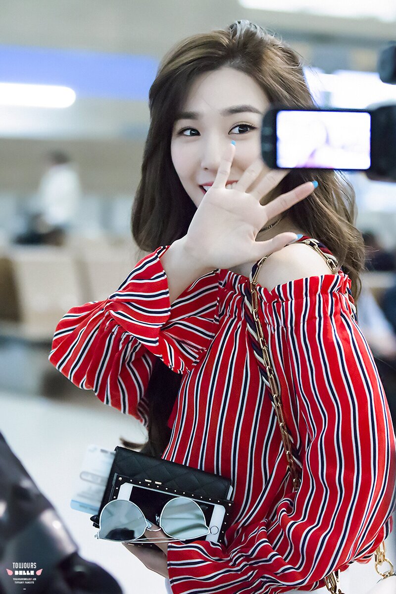 170421 Girls' Generation Tiffany at Incheon Airport documents 5