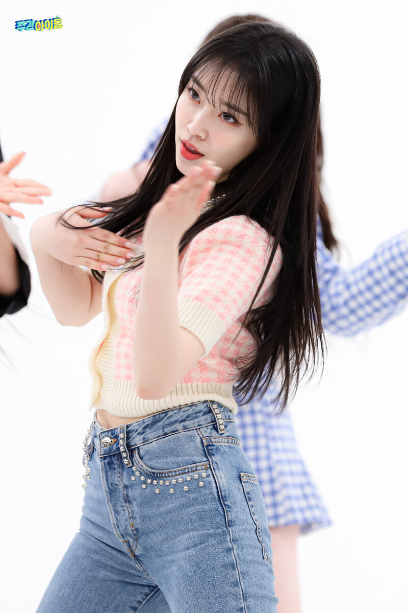 220301 MBC Naver - STAYC at Weekly Idol documents 5