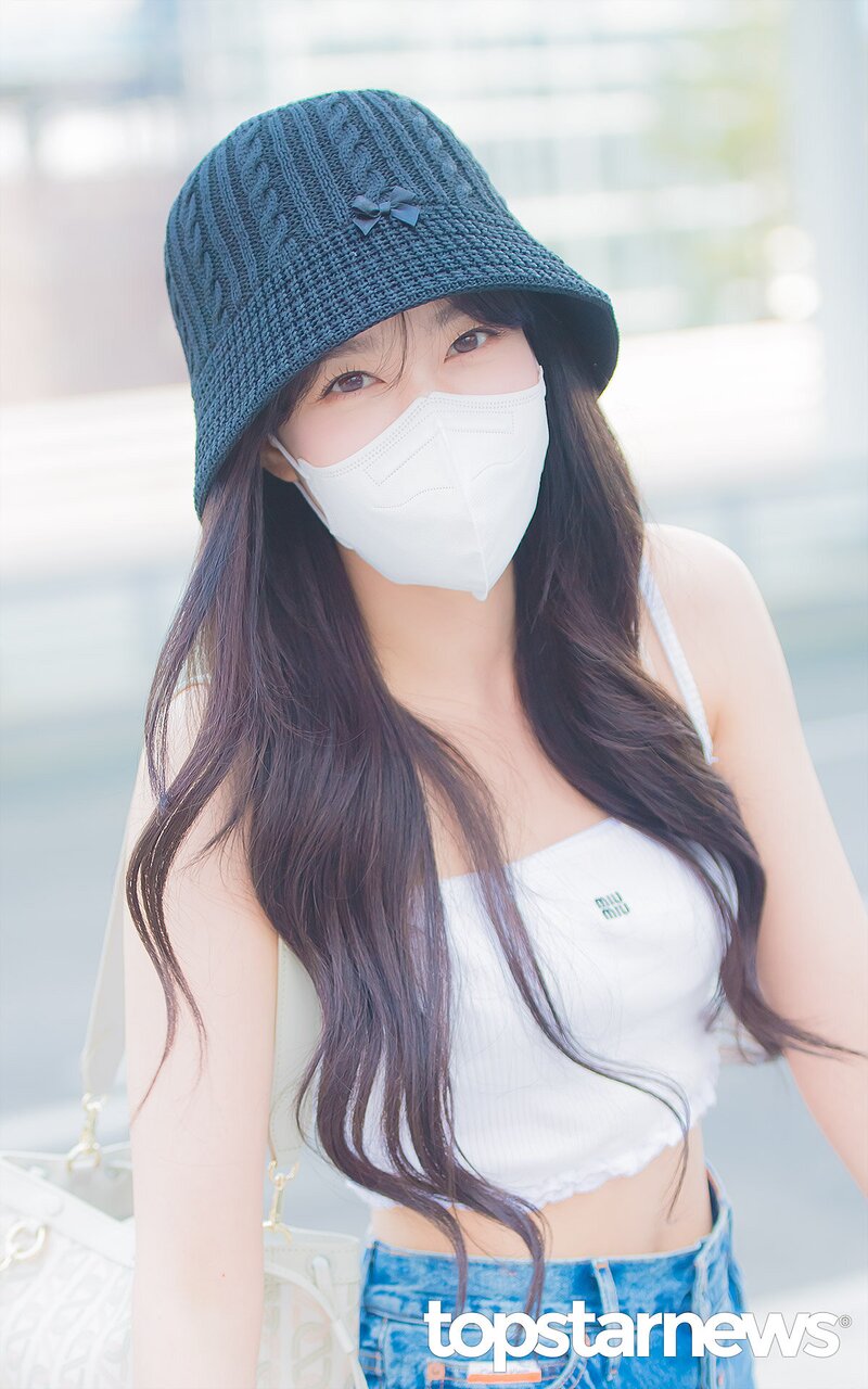 220520 STAYC's Yoon at Incheon International Airport for KCON USA 2022 documents 21