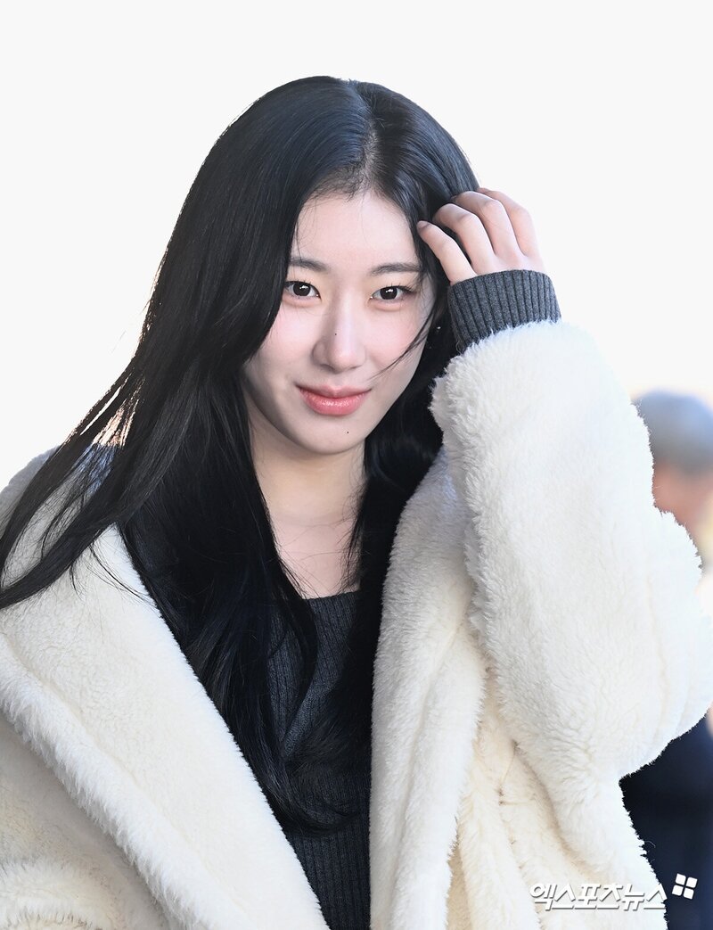 231201 ITZY Chaeryeong at Gimpo International Airport documents 6