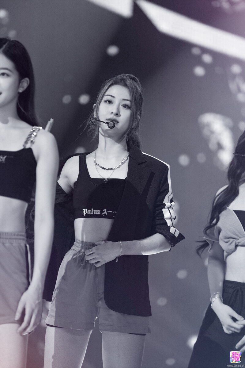 220515 LE SSERAFIM Yunjin - 'FEARLESS' at Inkigayo documents 21