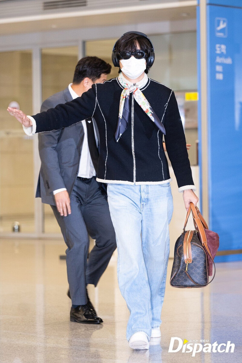 230527 BTS V at Incheon International Airport documents 9