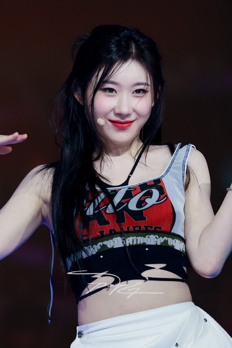 240602 ITZY Chaeryeong at K-Wave Concert Inkigayo documents 8