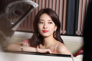 Suzy - Dashing Diva CF Behind the scenes