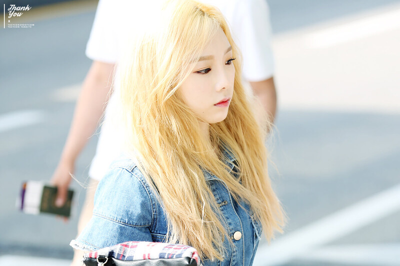 150610 Girls' Generation Taeyeon at Incheon Airport documents 7