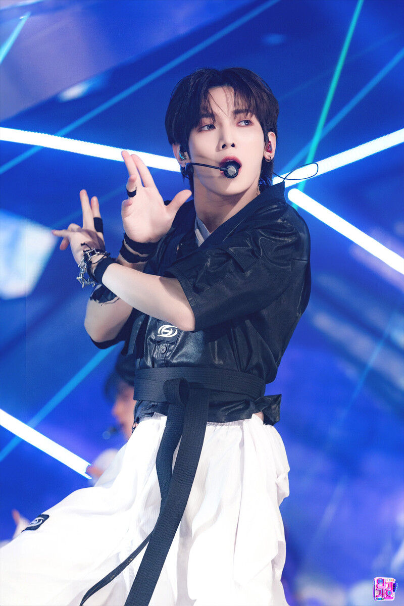 231210 ATEEZ Yeosang - 'Crazy Form' at Inkigayo documents 2