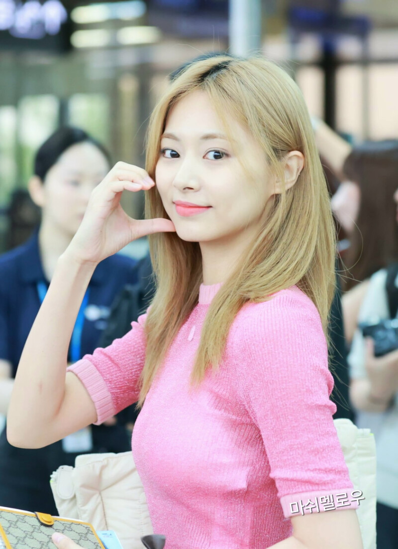 240712 TWICE Tzuyu at Gimpo International Airport documents 1