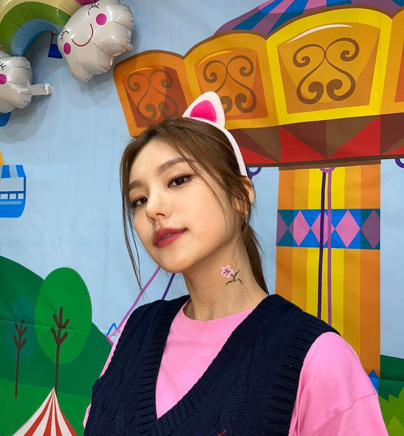 220502 ITZY Instagram Update - Yeji documents 3