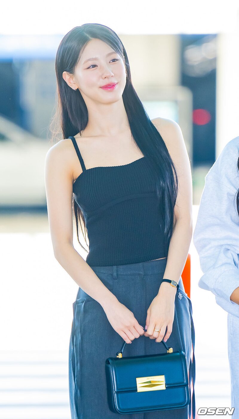 230908 (G)I-DLE Miyeon at Incheon International Airport documents 2