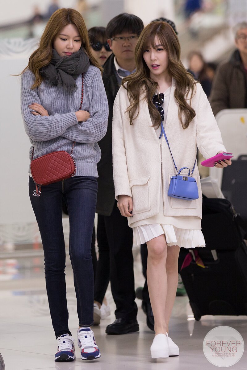 150307 Girls' Generation's Tiffany at Gimpo Airport documents 2