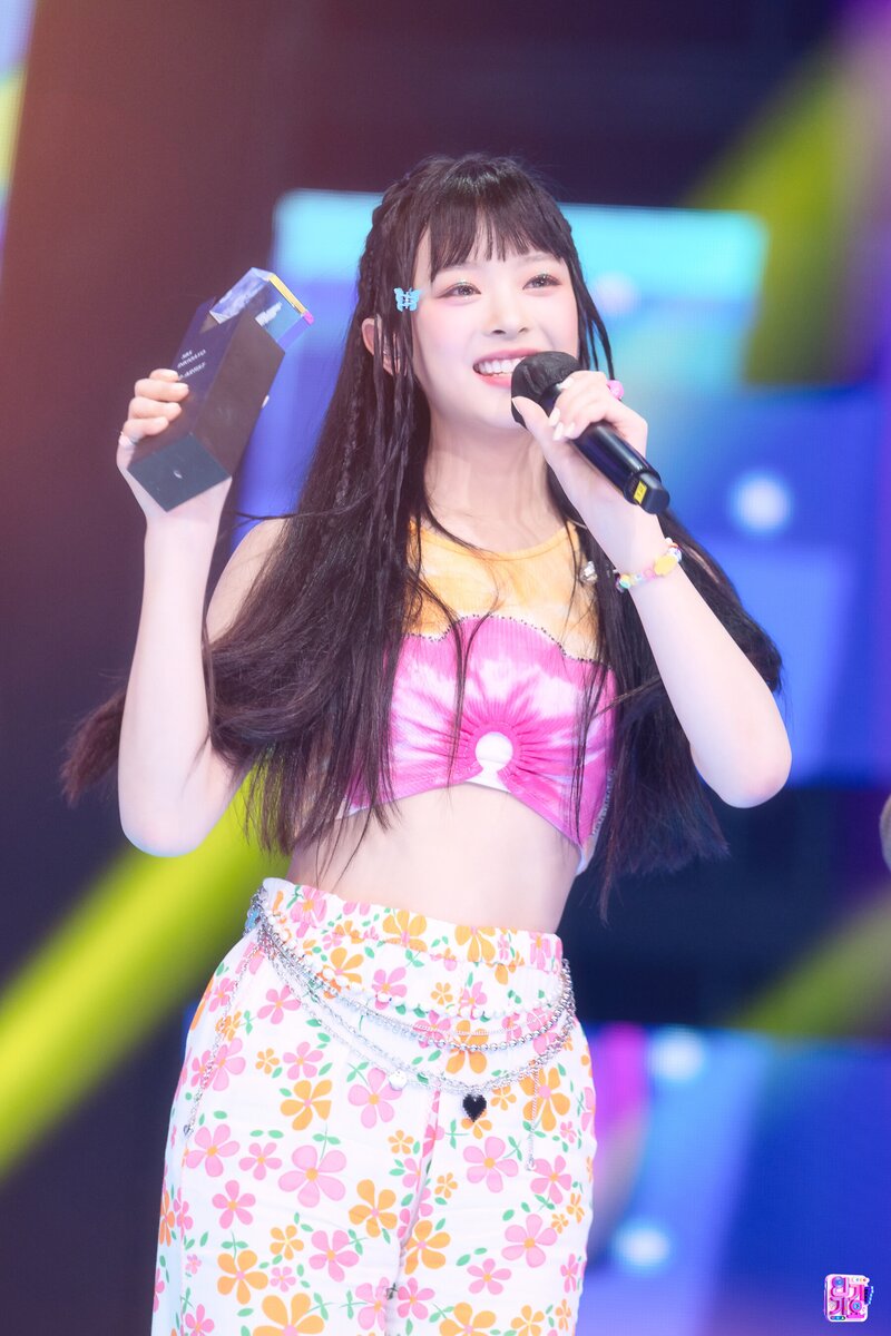 220821 NewJeans Hanni - 'Attention' at Inkigayo documents 15