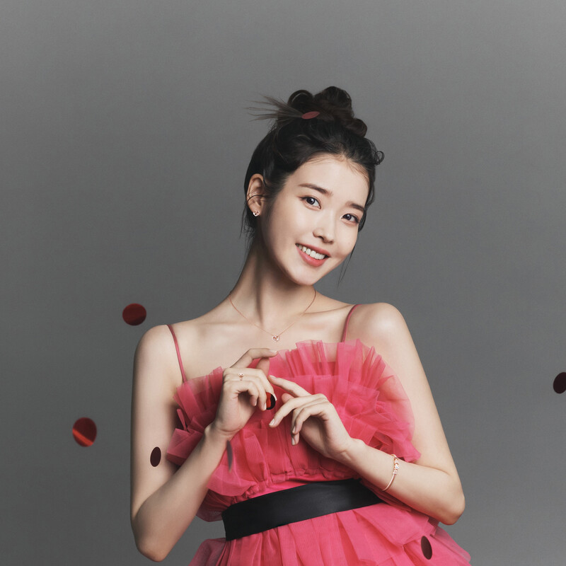 IU for J.ESTINA 2021 Holiday Campaign "Art Of Giving" documents 1