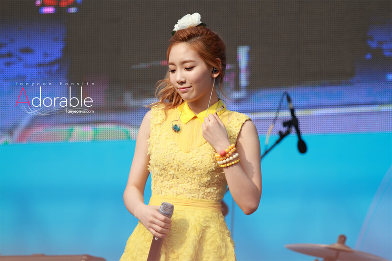 130525 Girls' Generation Taeyeon at Kyungbok High School Festival documents 22