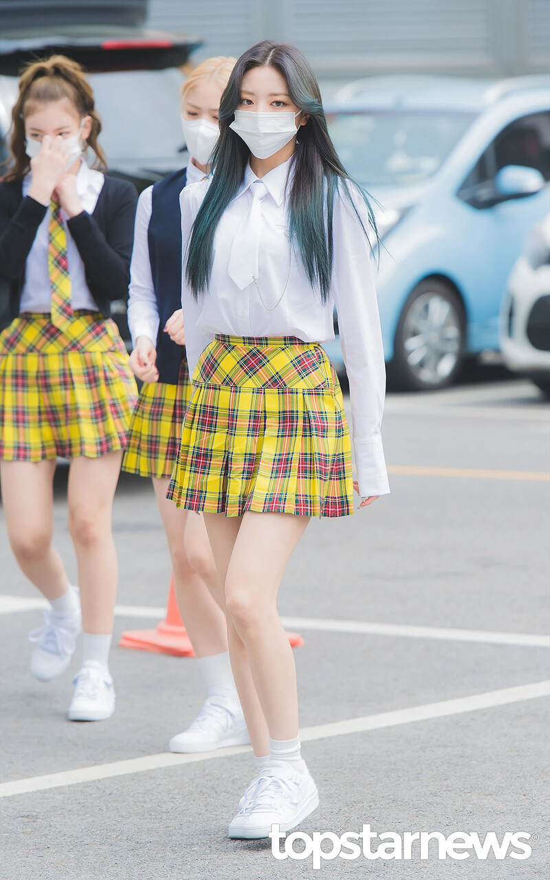 210422 ITZY Yuna on the way to film Knowing Brothers documents 6