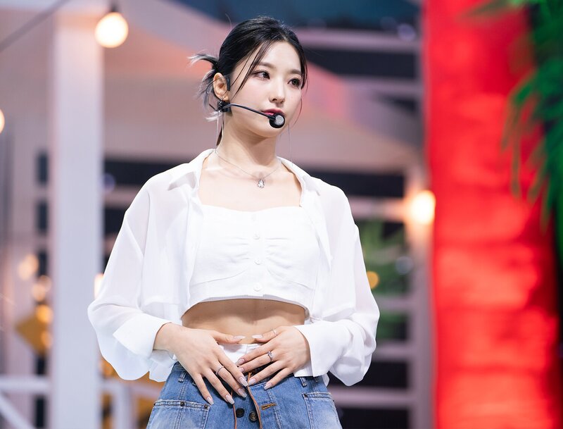 210523 fromis_9 - 'WE GO' at Inkigayo documents 10