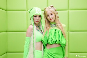 220715 IST Naver - Apink Bomi & Chorong 'Copycat' MV Behind