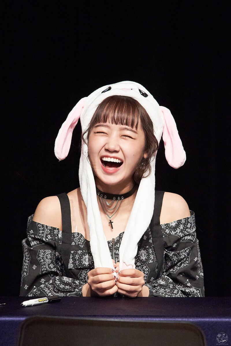 181020 Weki Meki Yoojung at 'KISS, KICKS' Fansign documents 14