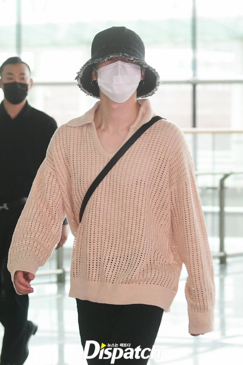 220528 BTS Jimin at Incheon International Airport Departing for the United States to Attend the White House Invitation documents 1