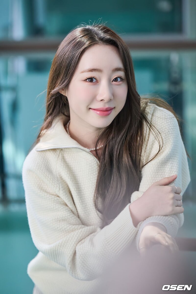 221025 WJSN Yeonjung 'Crash Landing on You' Interview Photos documents 13