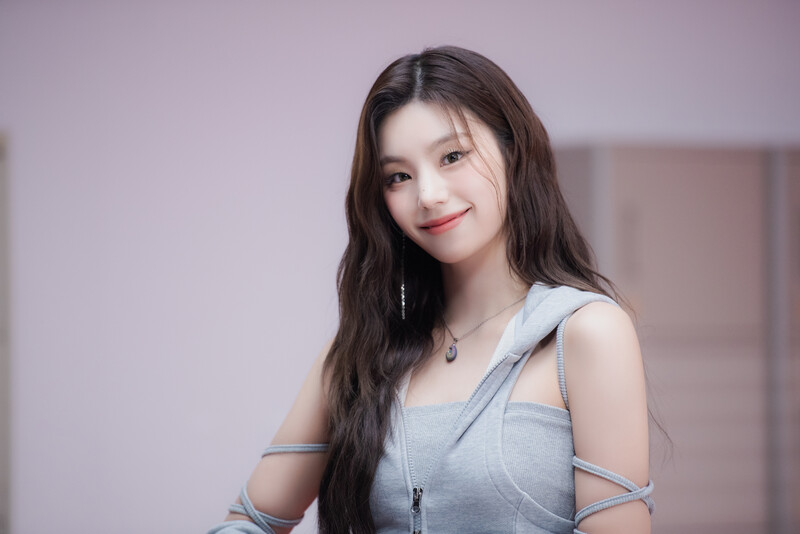 221201 JYP Naver Post - ITZY 'Cheshire' MV Behind documents 27