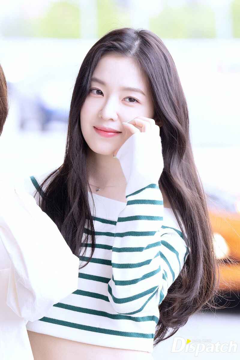 230502 Red Velvet Irene at Gimpo Airport documents 1