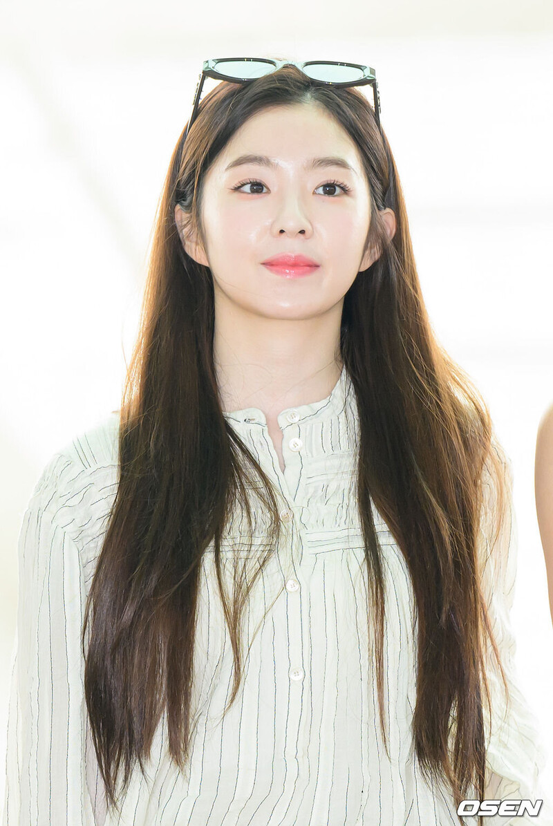 240712 Red Velvet Irene at Incheon International Airport documents 3