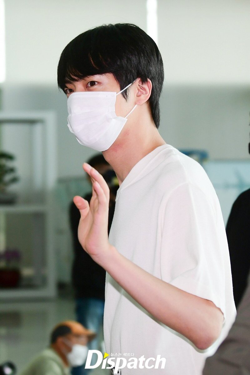220529 BTS Jin at Incheon International Airport Departing for the United States to Attend the White House Invitation documents 2