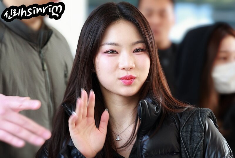 240312 STAYC Isa at Incheon International Airport documents 6