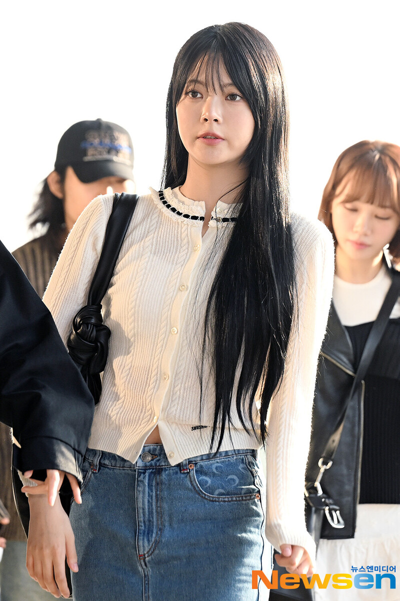 241012 LE SSERAFIM Eunchae at Gimpo International Airport documents 2