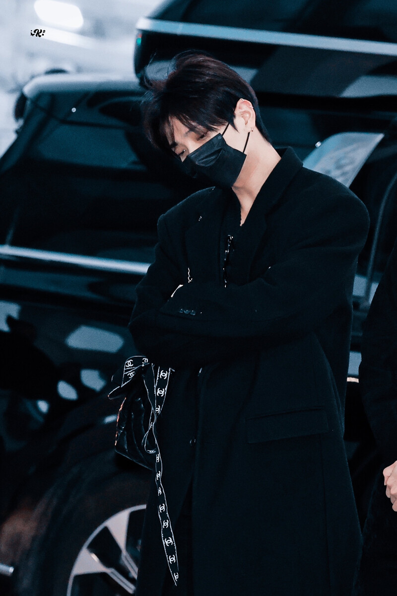 250103 SEVENTEEN Joshua at Incheon International Airport documents 7