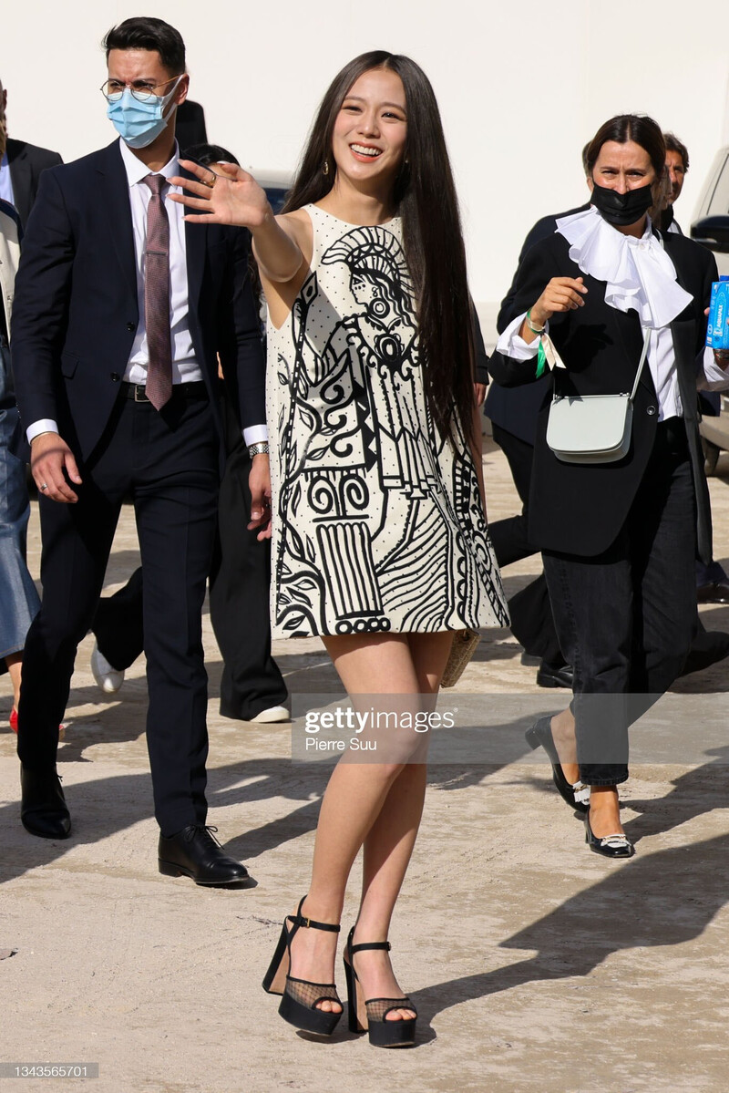 JISOO at the DIOR Spring/Summer 2022 Show documents 4