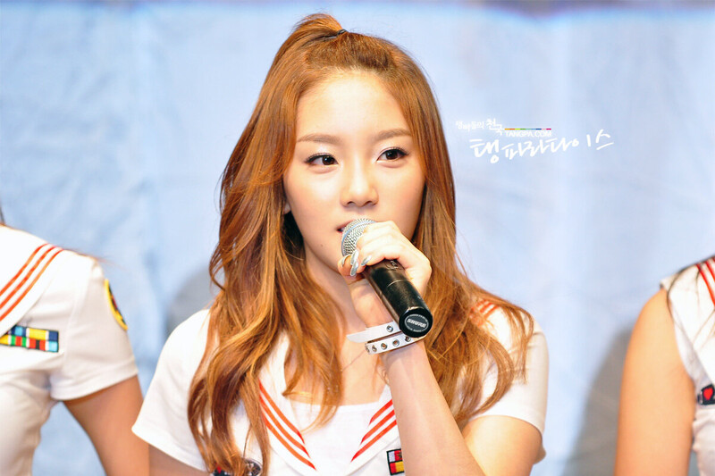 090829 Girls' Generation Taeyeon at UPLEX Grand Opening Concert documents 8