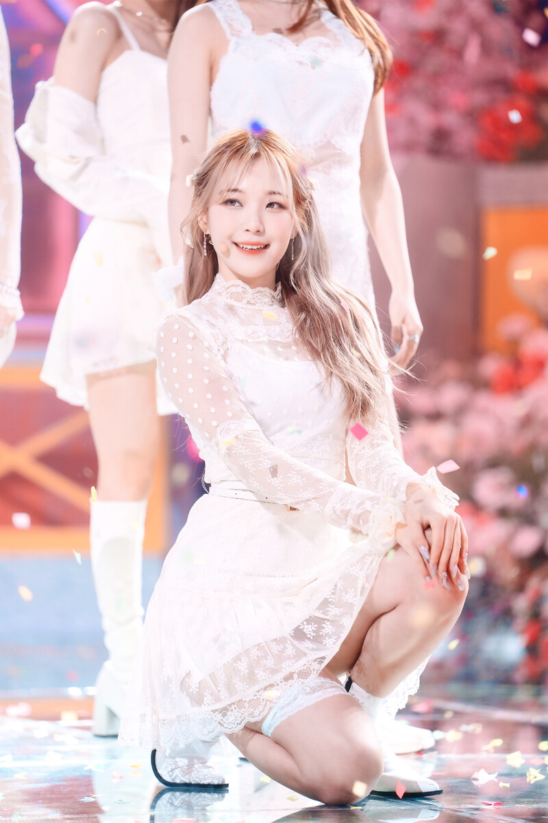 220123 fromis_9 Jiheon - 'DM' at Inkigayo documents 11