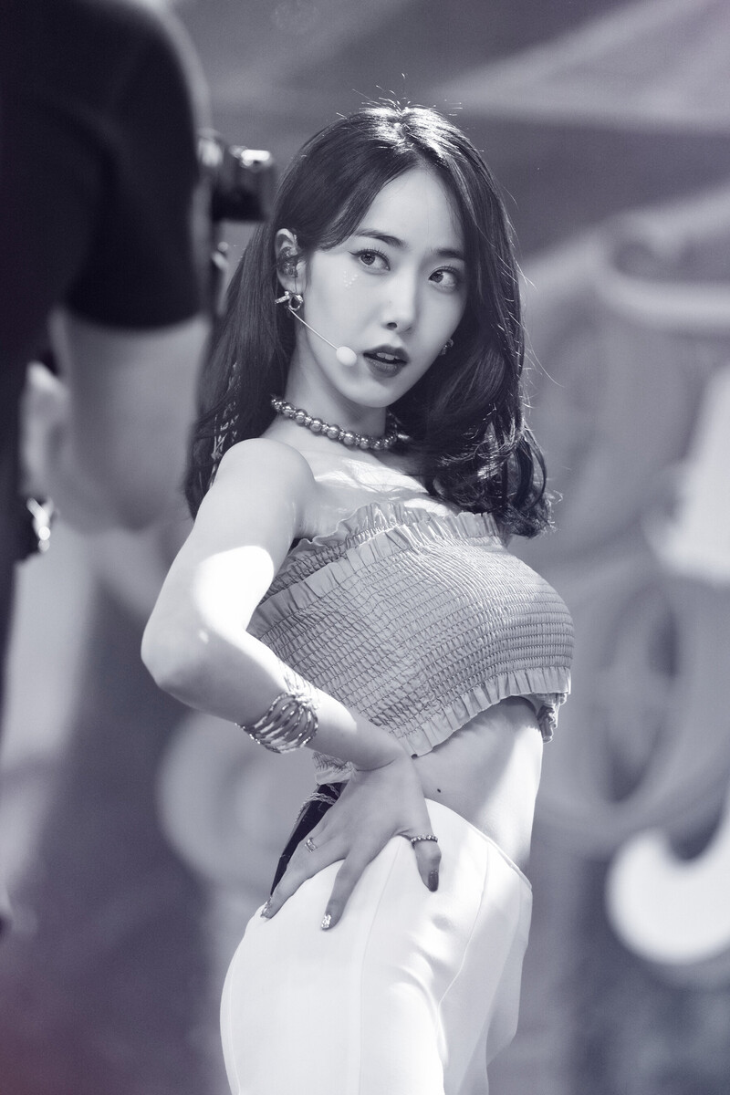 220220 VIVIZ Sinb - 'BOP BOP!' at Inkigayo documents 18