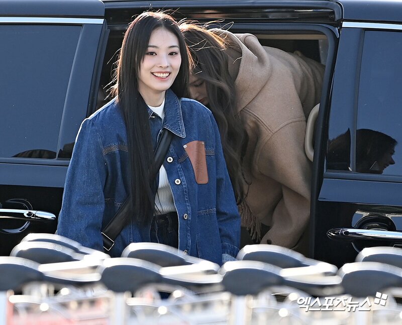 221127 NMIXX Jinni at Incheon airport departure to Japan for 2022 MAMA AWARDS documents 4