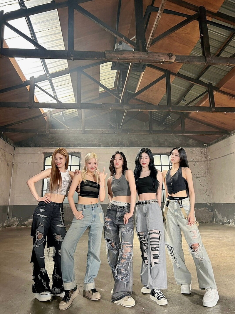 230731 - ITZY Twitter Update - 'CAKE' Performance Video documents 2